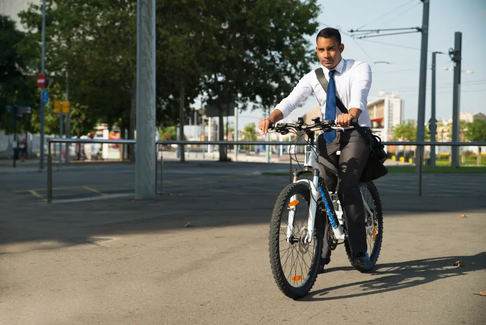 Geschäftsmann fährt mit dem Fahrrad durch die Stadt zur Arbeit