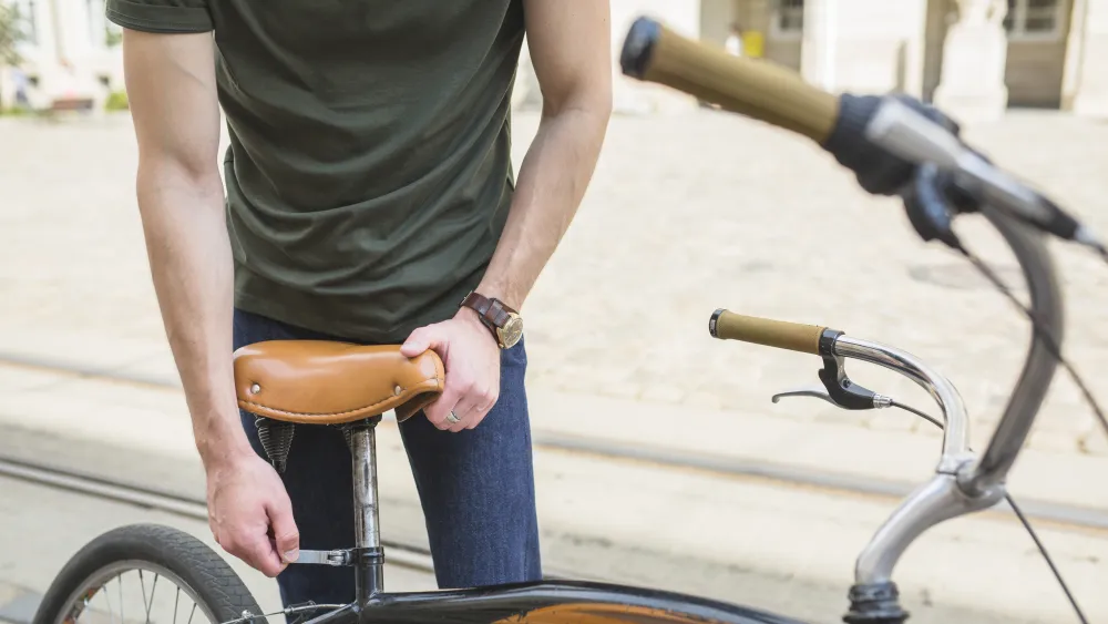 Mann stellt die Sattelhöhe an einem Fahrrad ein