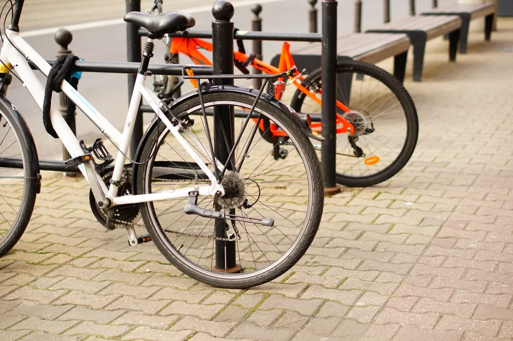 Zwei Fahrräder stehen geparkt auf einem Gehweg
